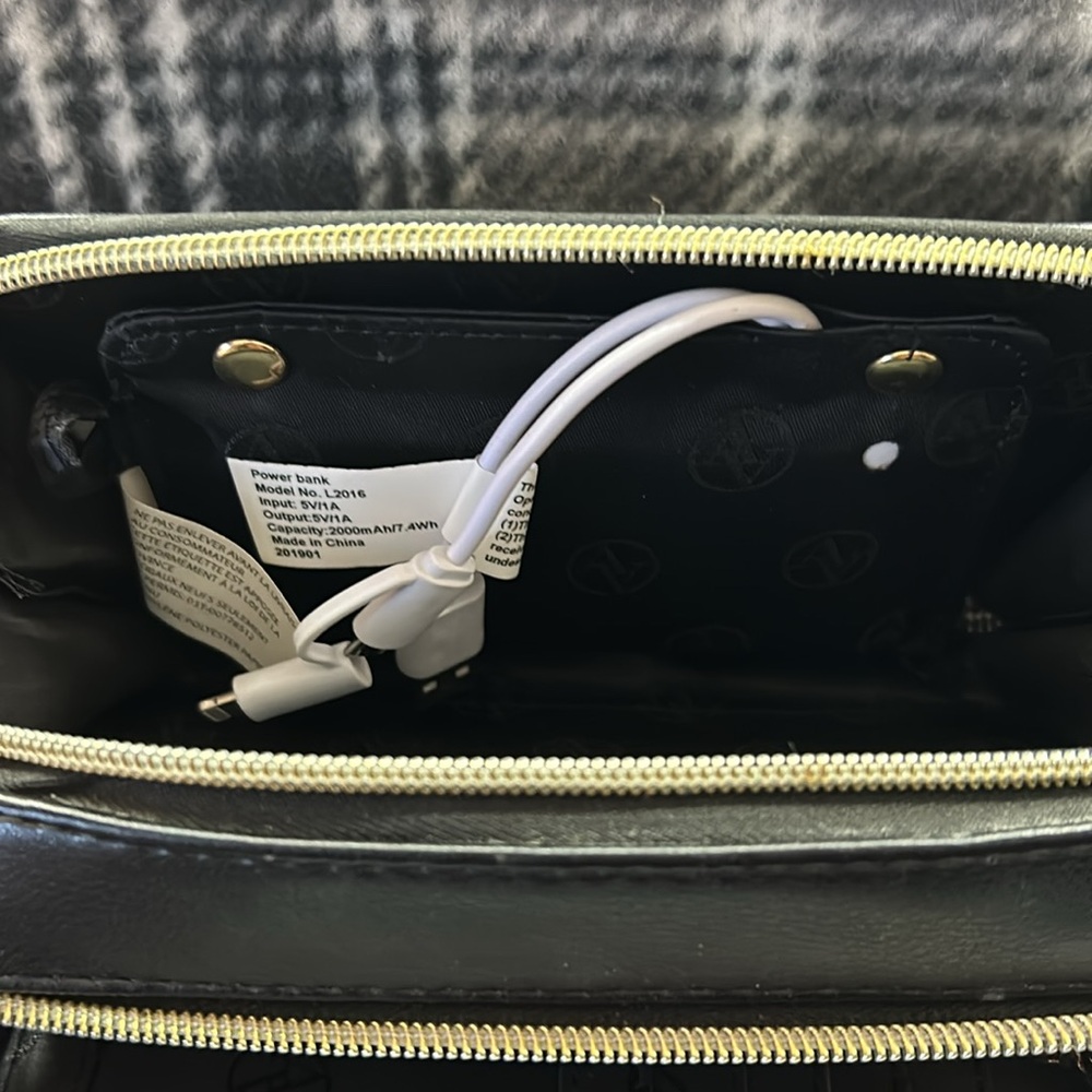 COPY - Adrienne Vittadini Studio  Cross body with charging pack - Picture 13 of 16